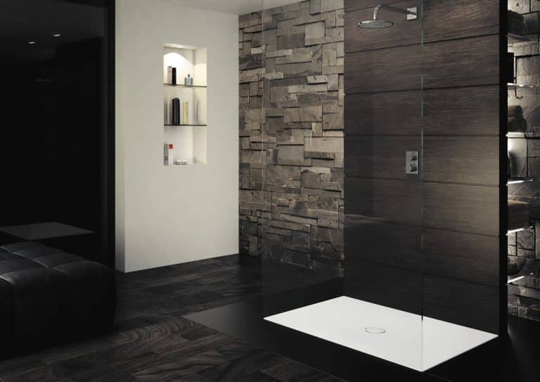 Osez le receveur extra plat pour une salle de bain chic