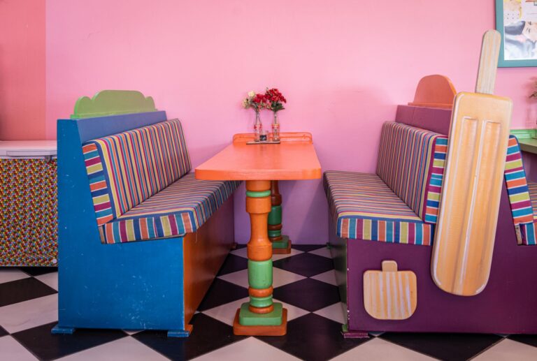 Comment recréer l&rsquo;ambiance rétro des années 50 dans votre décoration ?