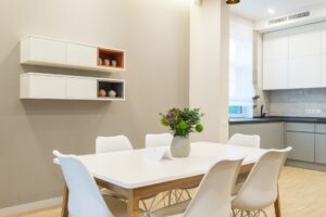 Salle à manger lumineuse au style minimaliste pour une ambiance zen et apaisante.