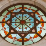 Vitrail dans la décoration intérieure : 7 idées pour préserver la lumière