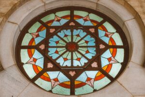 Vitrail dans la décoration intérieure : 7 idées pour préserver la lumière