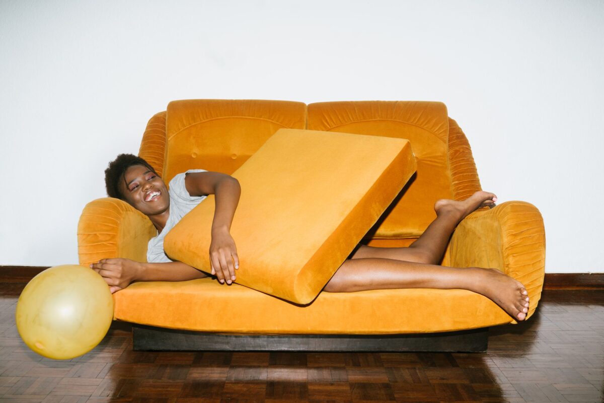 Un décorateur espagnol juge le canapé à dossier bas plus confortable et plus léger