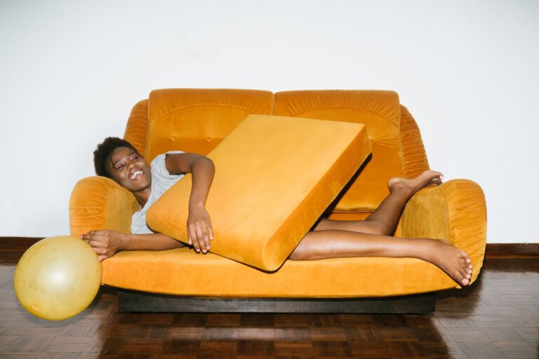Un décorateur espagnol juge le canapé à dossier bas plus confortable et plus léger