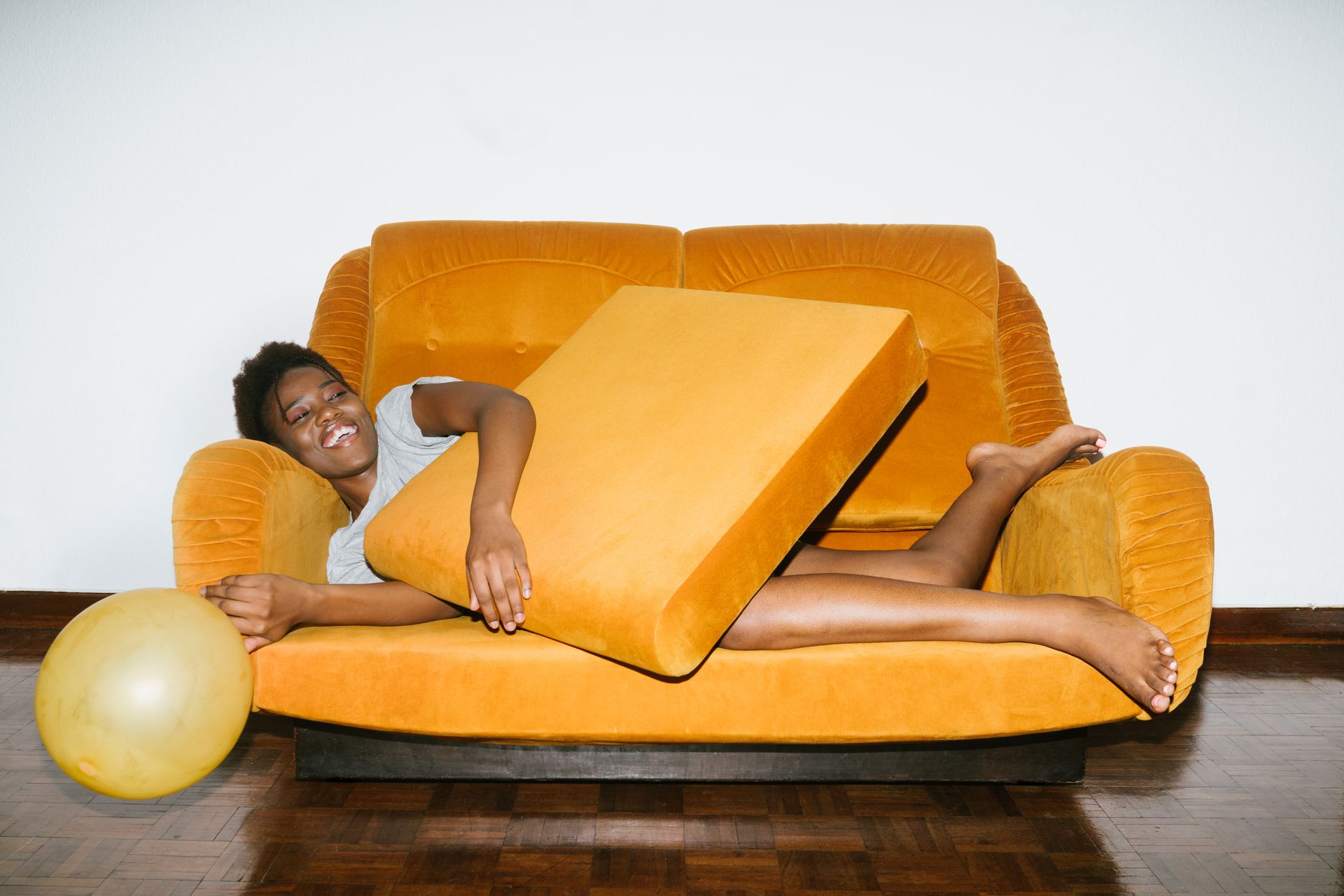 Un décorateur espagnol juge le canapé à dossier bas plus confortable et plus léger